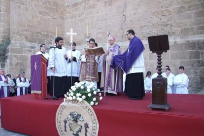 El obispo abre la ‘Puerta Santa’ para el inicio del Jubileo de la Misericordia. El acto se inició en la Plaza de la Catedral con la lec
