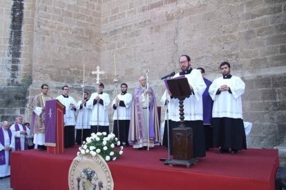 El obispo abre la ‘Puerta Santa’ para el inicio del Jubileo de la Misericordia. El acto se inició en la Plaza de la Catedral con la lec