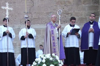 El obispo abre la ‘Puerta Santa’ para el inicio del Jubileo de la Misericordia. El acto se inició en la Plaza de la Catedral con la lec