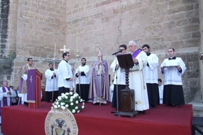 El obispo abre la ‘Puerta Santa’ para el inicio del Jubileo de la Misericordia. El acto se inició en la Plaza de la Catedral con la lec