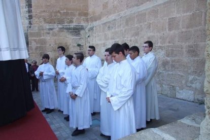 El obispo abre la ‘Puerta Santa’ para el inicio del Jubileo de la Misericordia. El acto se inició en la Plaza de la Catedral con la lec