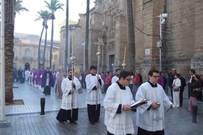 El obispo abre la ‘Puerta Santa’ para el inicio del Jubileo de la Misericordia. El acto se inició en la Plaza de la Catedral con la lec