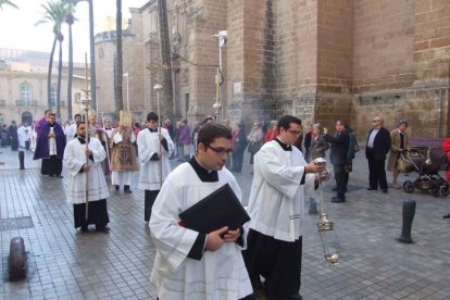 El obispo abre la ‘Puerta Santa’ para el inicio del Jubileo de la Misericordia. El acto se inició en la Plaza de la Catedral con la lec