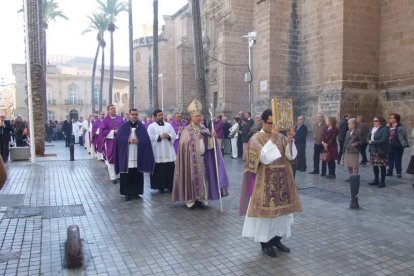 El obispo abre la ‘Puerta Santa’ para el inicio del Jubileo de la Misericordia. El acto se inició en la Plaza de la Catedral con la lec