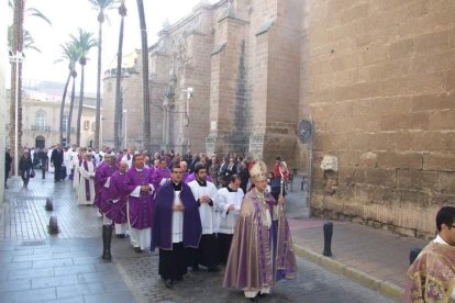 El obispo abre la ‘Puerta Santa’ para el inicio del Jubileo de la Misericordia. El acto se inició en la Plaza de la Catedral con la lec