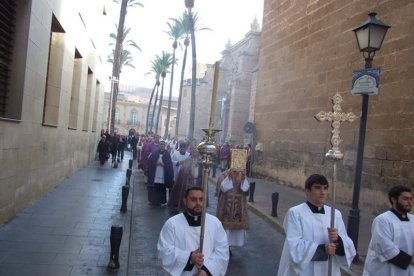 El obispo abre la ‘Puerta Santa’ para el inicio del Jubileo de la Misericordia. El acto se inició en la Plaza de la Catedral con la lec