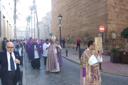 El obispo abre la ‘Puerta Santa’ para el inicio del Jubileo de la Misericordia. El acto se inició en la Plaza de la Catedral con la lec