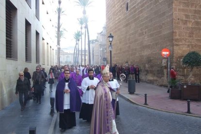 El obispo abre la ‘Puerta Santa’ para el inicio del Jubileo de la Misericordia. El acto se inició en la Plaza de la Catedral con la lec