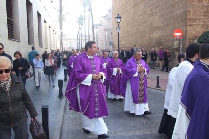 El obispo abre la ‘Puerta Santa’ para el inicio del Jubileo de la Misericordia. El acto se inició en la Plaza de la Catedral con la lec