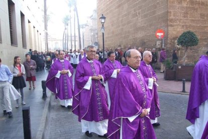 El obispo abre la ‘Puerta Santa’ para el inicio del Jubileo de la Misericordia. El acto se inició en la Plaza de la Catedral con la lec