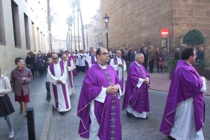 El obispo abre la ‘Puerta Santa’ para el inicio del Jubileo de la Misericordia. El acto se inició en la Plaza de la Catedral con la lec