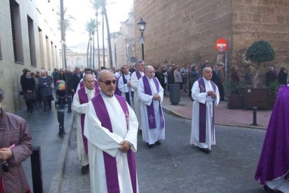 El obispo abre la ‘Puerta Santa’ para el inicio del Jubileo de la Misericordia. El acto se inició en la Plaza de la Catedral con la lec