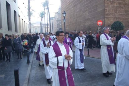 El obispo abre la ‘Puerta Santa’ para el inicio del Jubileo de la Misericordia. El acto se inició en la Plaza de la Catedral con la lec