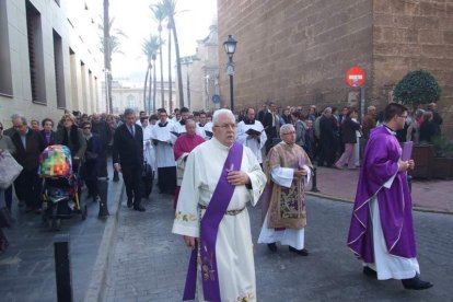 El obispo abre la ‘Puerta Santa’ para el inicio del Jubileo de la Misericordia. El acto se inició en la Plaza de la Catedral con la lec