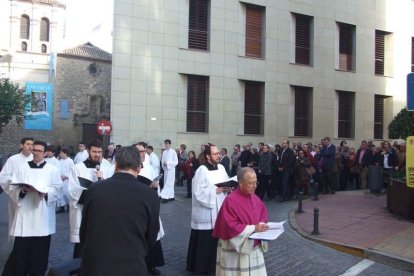 El obispo abre la ‘Puerta Santa’ para el inicio del Jubileo de la Misericordia. El acto se inició en la Plaza de la Catedral con la lec