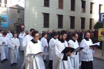 El obispo abre la ‘Puerta Santa’ para el inicio del Jubileo de la Misericordia. El acto se inició en la Plaza de la Catedral con la lec