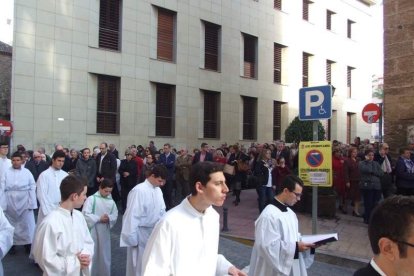 El obispo abre la ‘Puerta Santa’ para el inicio del Jubileo de la Misericordia. El acto se inició en la Plaza de la Catedral con la lec