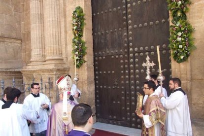 El obispo abre la ‘Puerta Santa’ para el inicio del Jubileo de la Misericordia. El acto se inició en la Plaza de la Catedral con la lec