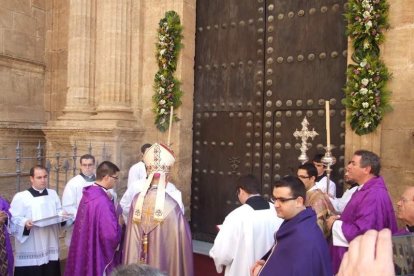 El obispo abre la ‘Puerta Santa’ para el inicio del Jubileo de la Misericordia. El acto se inició en la Plaza de la Catedral con la lec