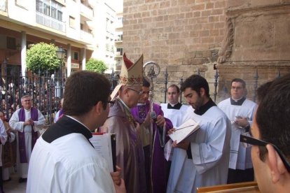 El obispo abre la ‘Puerta Santa’ para el inicio del Jubileo de la Misericordia. El acto se inició en la Plaza de la Catedral con la lec