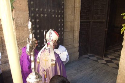 El obispo abre la ‘Puerta Santa’ para el inicio del Jubileo de la Misericordia. El acto se inició en la Plaza de la Catedral con la lec