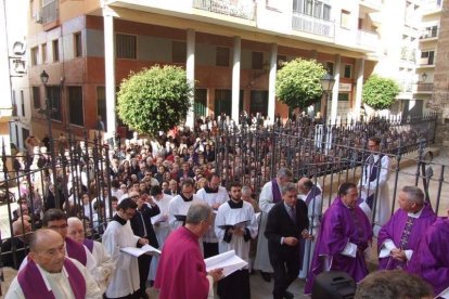 El obispo abre la ‘Puerta Santa’ para el inicio del Jubileo de la Misericordia. El acto se inició en la Plaza de la Catedral con la lec