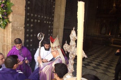 El obispo abre la ‘Puerta Santa’ para el inicio del Jubileo de la Misericordia. El acto se inició en la Plaza de la Catedral con la lec