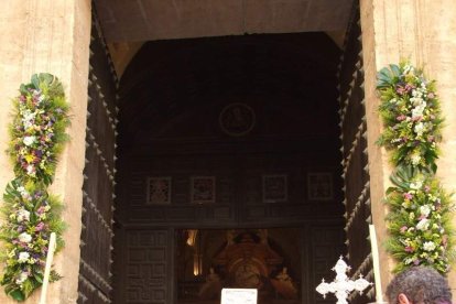 El obispo abre la ‘Puerta Santa’ para el inicio del Jubileo de la Misericordia. El acto se inició en la Plaza de la Catedral con la lec