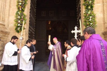 El obispo abre la ‘Puerta Santa’ para el inicio del Jubileo de la Misericordia. El acto se inició en la Plaza de la Catedral con la lec