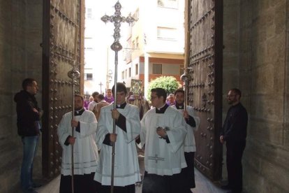 El obispo abre la ‘Puerta Santa’ para el inicio del Jubileo de la Misericordia. El acto se inició en la Plaza de la Catedral con la lec