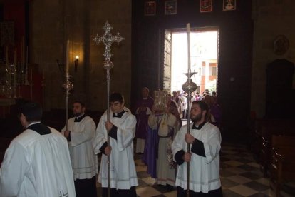 El obispo abre la ‘Puerta Santa’ para el inicio del Jubileo de la Misericordia. El acto se inició en la Plaza de la Catedral con la lec