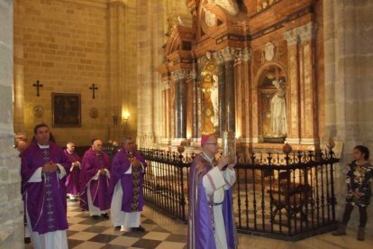 El obispo abre la ‘Puerta Santa’ para el inicio del Jubileo de la Misericordia. El acto se inició en la Plaza de la Catedral con la lec