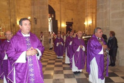 El obispo abre la ‘Puerta Santa’ para el inicio del Jubileo de la Misericordia. El acto se inició en la Plaza de la Catedral con la lec