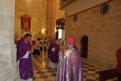 El obispo abre la ‘Puerta Santa’ para el inicio del Jubileo de la Misericordia. El acto se inició en la Plaza de la Catedral con la lec