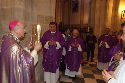 El obispo abre la ‘Puerta Santa’ para el inicio del Jubileo de la Misericordia. El acto se inició en la Plaza de la Catedral con la lec