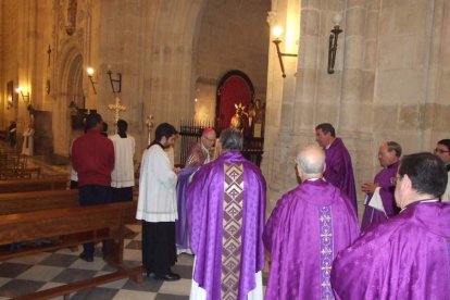 El obispo abre la ‘Puerta Santa’ para el inicio del Jubileo de la Misericordia. El acto se inició en la Plaza de la Catedral con la lec