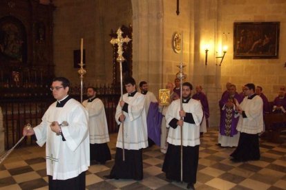 El obispo abre la ‘Puerta Santa’ para el inicio del Jubileo de la Misericordia. El acto se inició en la Plaza de la Catedral con la lec