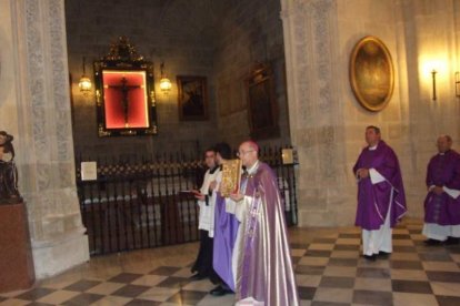 El obispo abre la ‘Puerta Santa’ para el inicio del Jubileo de la Misericordia. El acto se inició en la Plaza de la Catedral con la lec