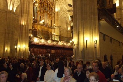 El obispo abre la ‘Puerta Santa’ para el inicio del Jubileo de la Misericordia. El acto se inició en la Plaza de la Catedral con la lec