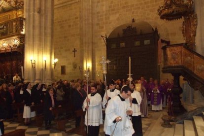 El obispo abre la ‘Puerta Santa’ para el inicio del Jubileo de la Misericordia. El acto se inició en la Plaza de la Catedral con la lec