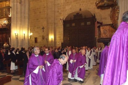 El obispo abre la ‘Puerta Santa’ para el inicio del Jubileo de la Misericordia. El acto se inició en la Plaza de la Catedral con la lec