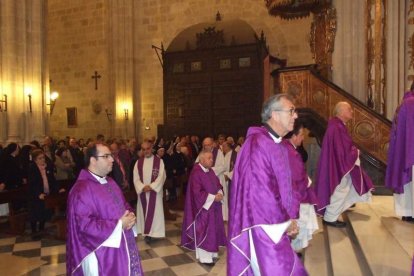 El obispo abre la ‘Puerta Santa’ para el inicio del Jubileo de la Misericordia. El acto se inició en la Plaza de la Catedral con la lec