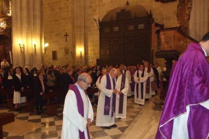El obispo abre la ‘Puerta Santa’ para el inicio del Jubileo de la Misericordia. El acto se inició en la Plaza de la Catedral con la lec