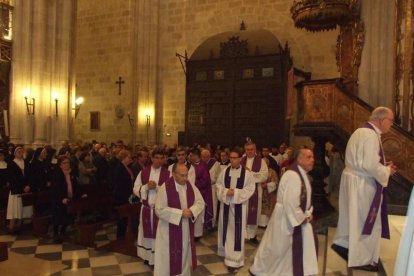 El obispo abre la ‘Puerta Santa’ para el inicio del Jubileo de la Misericordia. El acto se inició en la Plaza de la Catedral con la lec