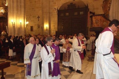 El obispo abre la ‘Puerta Santa’ para el inicio del Jubileo de la Misericordia. El acto se inició en la Plaza de la Catedral con la lec