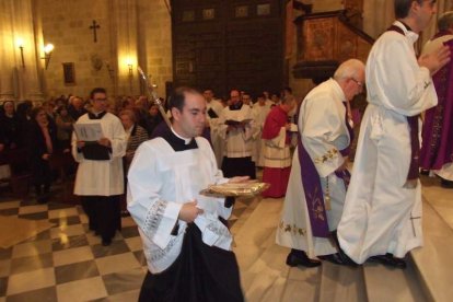 El obispo abre la ‘Puerta Santa’ para el inicio del Jubileo de la Misericordia. El acto se inició en la Plaza de la Catedral con la lec
