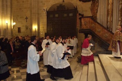 El obispo abre la ‘Puerta Santa’ para el inicio del Jubileo de la Misericordia. El acto se inició en la Plaza de la Catedral con la lec