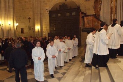 El obispo abre la ‘Puerta Santa’ para el inicio del Jubileo de la Misericordia. El acto se inició en la Plaza de la Catedral con la lec