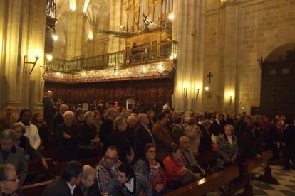 El obispo abre la ‘Puerta Santa’ para el inicio del Jubileo de la Misericordia. El acto se inició en la Plaza de la Catedral con la lec