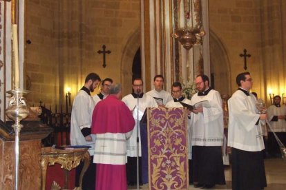 El obispo abre la ‘Puerta Santa’ para el inicio del Jubileo de la Misericordia. El acto se inició en la Plaza de la Catedral con la lec